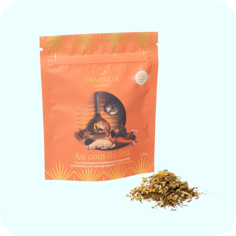 Camellia Sinensis - Au Coin du Feu biologique, sac de 55 g de tisane sans caféine à la camomille, au rooibos et aux épices sur fond bleu pâle