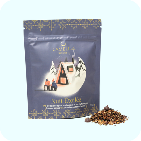 Camellia Sinensis - Nuit Étoilée biologique, sac de 65 g de thé noir épicé au chocolat et aux fruits rouges sur fond bleu pâle